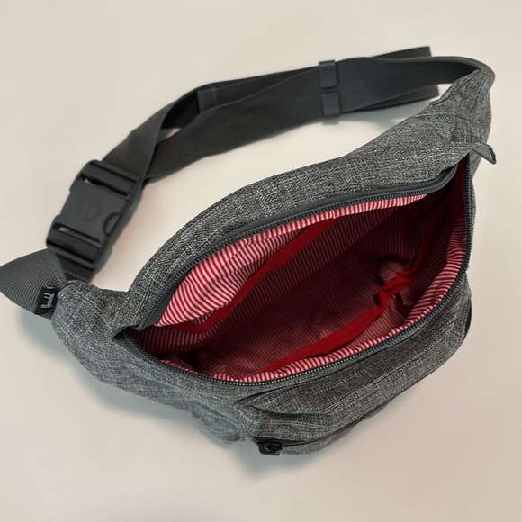 Like New Herschel Hip Pack Fannypack - Picture 2 of 7